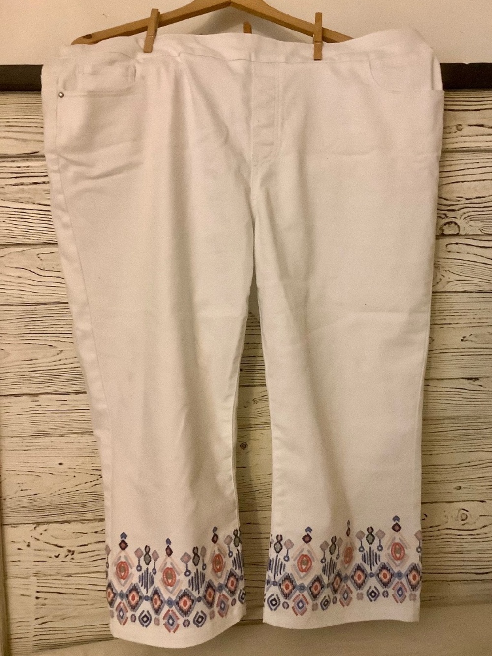 Northern Reflection White Embroidered Capri Sz 18